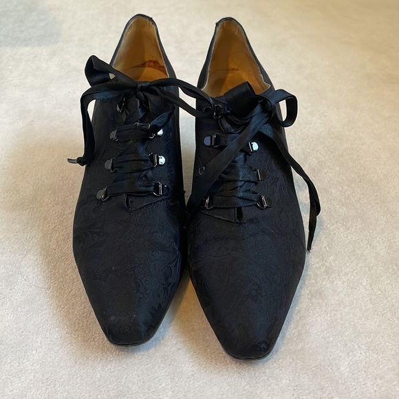 Kenneth Cole VINTAGE black damask lace bootie. Size 9 1/2 - Picture 3 of 15